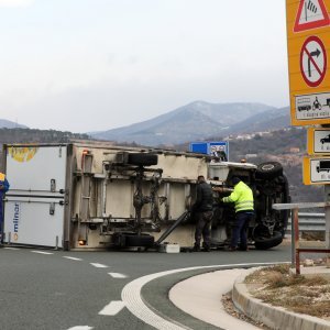 Olujna bura prevrnula dostavni kamion