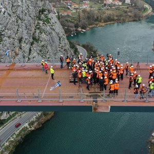 Fotografije iz zraka sa svečanosti spajanja mosta preko Cetine