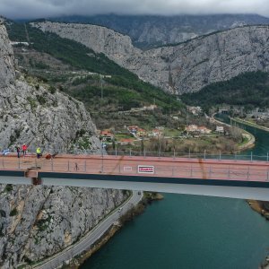 Fotografije iz zraka sa svečanosti spajanja mosta preko Cetine