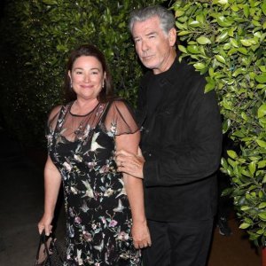 Pierce Brosnan i Keely Shaye Smith