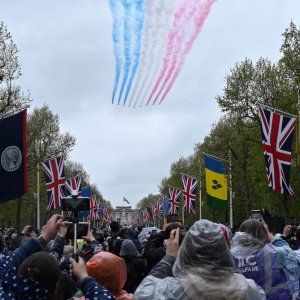 Akrobatska grupa britanskog ratnog zrakoplovstva Red Arrows nastupila na krunidbi kralja Charlesa