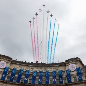 Akrobatska grupa britanskog ratnog zrakoplovstva Red Arrows nastupila na krunidbi kralja Charlesa