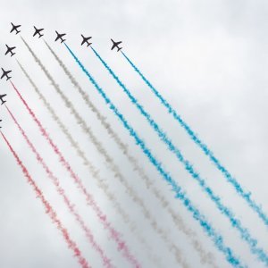 Akrobatska grupa britanskog ratnog zrakoplovstva Red Arrows nastupila na krunidbi kralja Charlesa