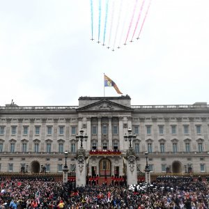 Akrobatska grupa britanskog ratnog zrakoplovstva Red Arrows nastupila na krunidbi kralja Charlesa