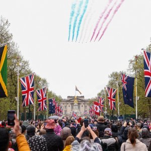 Akrobatska grupa britanskog ratnog zrakoplovstva Red Arrows nastupila na krunidbi kralja Charlesa