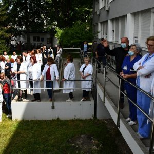 Prosvjed medicinskih sestara i tehničara ispred Opće bolnice u Slavonom Brodu