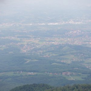 Pogled na Medvednicu i Zagreb s tornja na Sljemenu