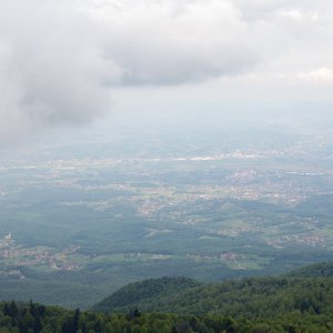 Pogled na Medvednicu i Zagreb s tornja na Sljemenu