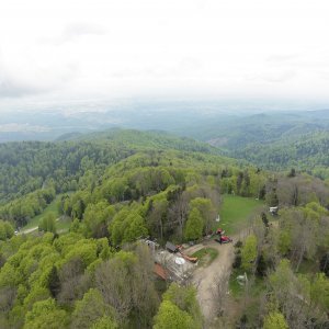 Pogled na Medvednicu i Zagreb s tornja na Sljemenu