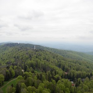 Pogled na Medvednicu i Zagreb s tornja na Sljemenu