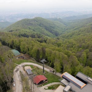 Pogled na Medvednicu i Zagreb s tornja na Sljemenu