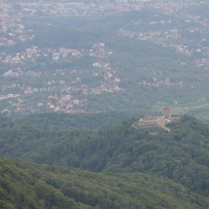 Pogled na Medvednicu i Zagreb s tornja na Sljemenu