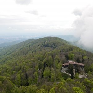 Pogled na Medvednicu i Zagreb s tornja na Sljemenu