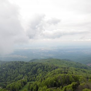 Pogled na Medvednicu i Zagreb s tornja na Sljemenu