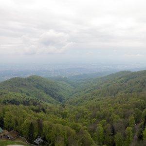 Pogled na Medvednicu i Zagreb s tornja na Sljemenu