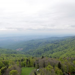 Pogled na Medvednicu i Zagreb s tornja na Sljemenu