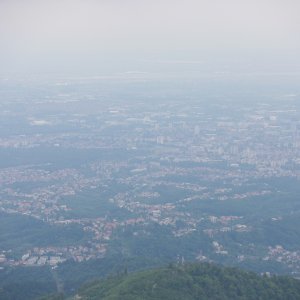 Pogled na Medvednicu i Zagreb s tornja na Sljemenu