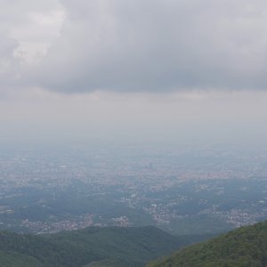 Pogled na Medvednicu i Zagreb s tornja na Sljemenu