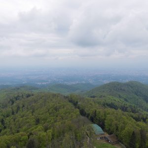 Pogled na Medvednicu i Zagreb s tornja na Sljemenu