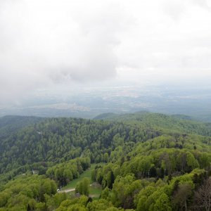 Pogled na Medvednicu i Zagreb s tornja na Sljemenu