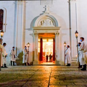 Procesija Za križen na Hvaru prvi je javni događaj čije je održavanje dopustio Stožer