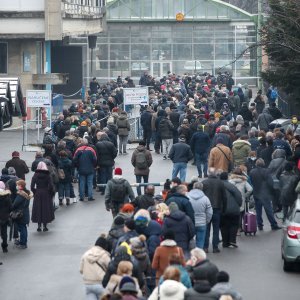 Redovi za cijepljenje na Zagrebačkom velesajmu