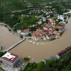 Poplavljeni Obrovac iz zraka