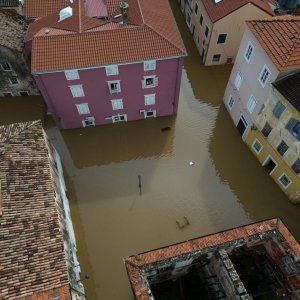 Poplavljeni Obrovac iz zraka