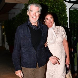 Pierce Brosnan i Keely Shaye Smith