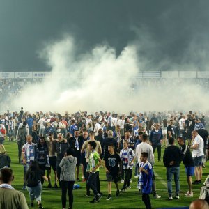 Navijači ušli na teren u Gradskom vrtu