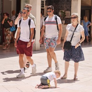 Sunčanu subotu mnogi su iskoristili za šetnju Zadrom