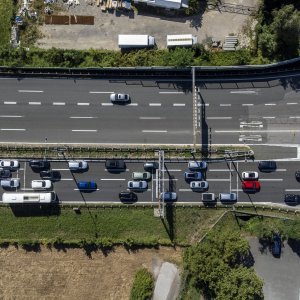 Pogled iz zraka na gužve na naplatnoj postaji Lučko