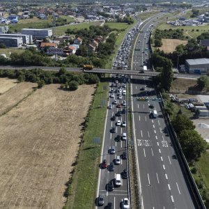 Pogled iz zraka na gužve na naplatnoj postaji Lučko