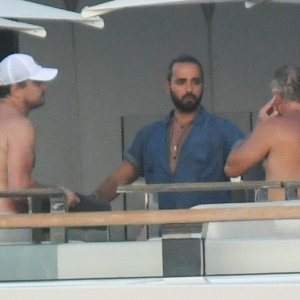 Leonardo DiCaprio s društvom na Sardiniji