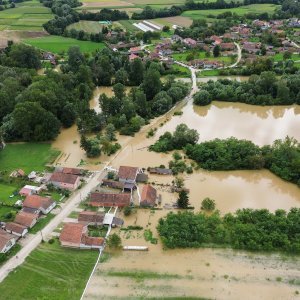 Fotografije iz zraka poplavljenog sela Drnje