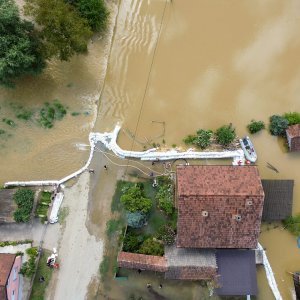 Fotografije iz zraka poplavljenog sela Drnje