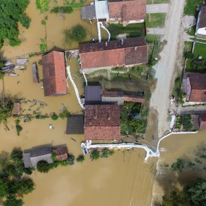 Fotografije iz zraka poplavljenog sela Drnje