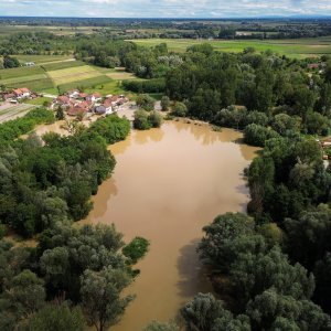 Fotografije iz zraka poplavljenog sela Drnje