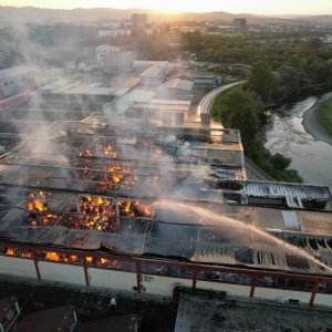 Pogled iz zraka na požar koji je progutao banjalučku tvornicu papira Celex