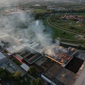 Pogled iz zraka na požar koji je progutao banjalučku tvornicu papira Celex