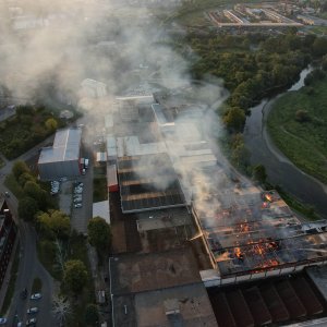 Pogled iz zraka na požar koji je progutao banjalučku tvornicu papira Celex