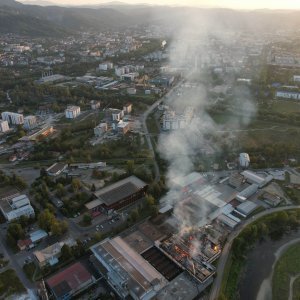 Pogled iz zraka na požar koji je progutao banjalučku tvornicu papira Celex