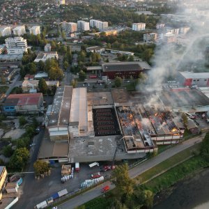 Pogled iz zraka na požar koji je progutao banjalučku tvornicu papira Celex