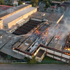 Pogled iz zraka na požar koji je progutao banjalučku tvornicu papira Celex