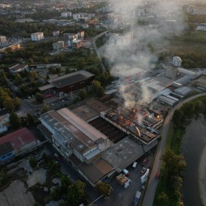 Pogled iz zraka na požar koji je progutao banjalučku tvornicu papira Celex