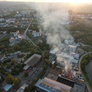 Pogled iz zraka na požar koji je progutao banjalučku tvornicu papira Celex