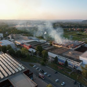 Pogled iz zraka na požar koji je progutao banjalučku tvornicu papira Celex