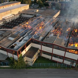 Pogled iz zraka na požar koji je progutao banjalučku tvornicu papira Celex