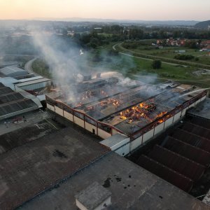 Pogled iz zraka na požar koji je progutao banjalučku tvornicu papira Celex