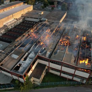 Pogled iz zraka na požar koji je progutao banjalučku tvornicu papira Celex